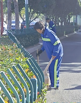致敬“城市美容师” 共庆“环卫工人节”