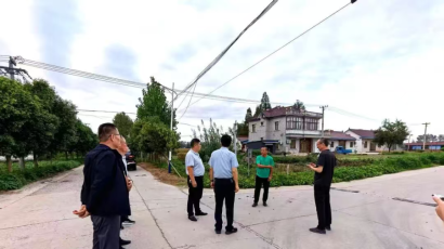 校车为爱“拐个弯”！​