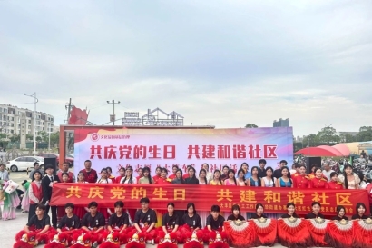 红色驿站开展文化志愿“大篷车”进社区活动