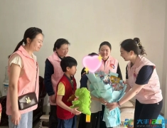 六一相伴暖童心 巾帼柔情护成长