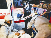 船员突发疾病 边检开通“紧急通道”