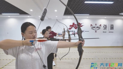 拉弓逐趣度盛夏 清凉射箭悦暑假