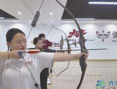 拉弓逐趣度盛夏 清凉射箭悦暑假