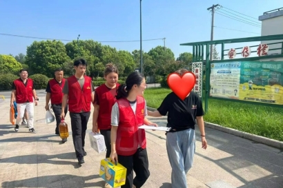 姐姐，我长大后也要像你们一样帮助别人