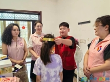 红色驿站妇联为残疾家庭女孩乐乐庆生