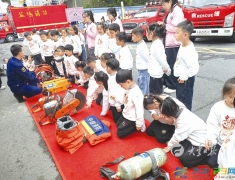 萌娃探秘消防站 安全技能带回家