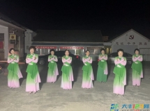 “点亮星夜 舞动文明” 持久村广场舞展演，点亮缤纷夜生活