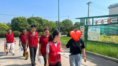 姐姐，我长大后也要像你们一样帮助别人